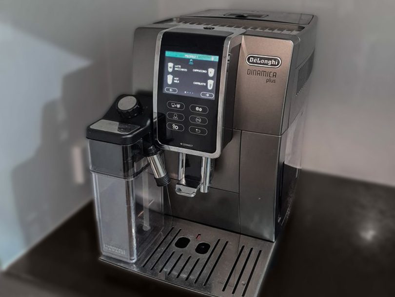 Side view of the DeLonghi Dinamica Plus