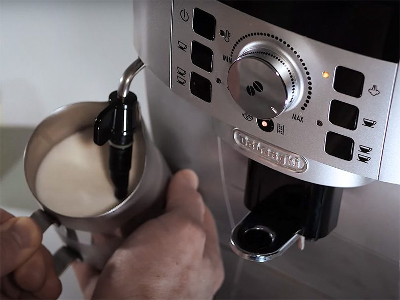 Frothing milk using the DeLonghi Magnifica XS