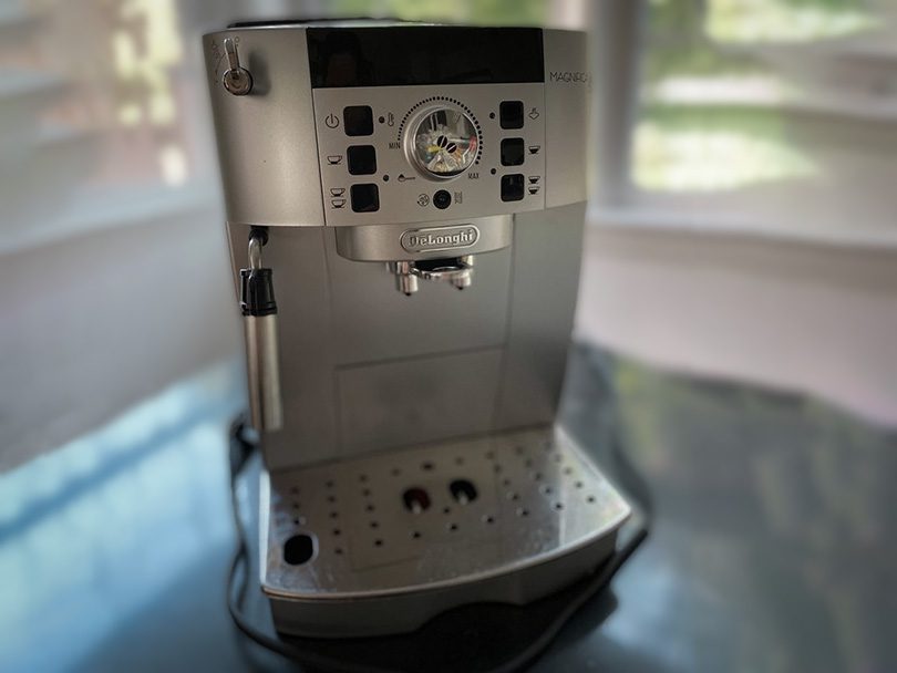 Delonghi Magnifica XS Compact Fully Automatic Espresso Machine and  Cappuccino Maker- ECAM22110SB