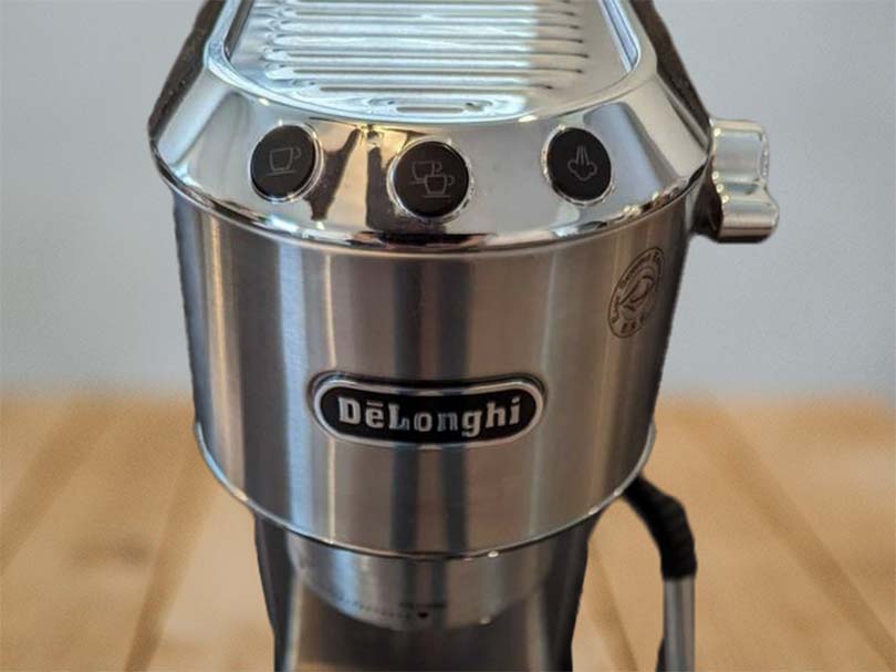 Close-up of the user interface (3 button and steam lever) of the DeLonghi Dedica Arte