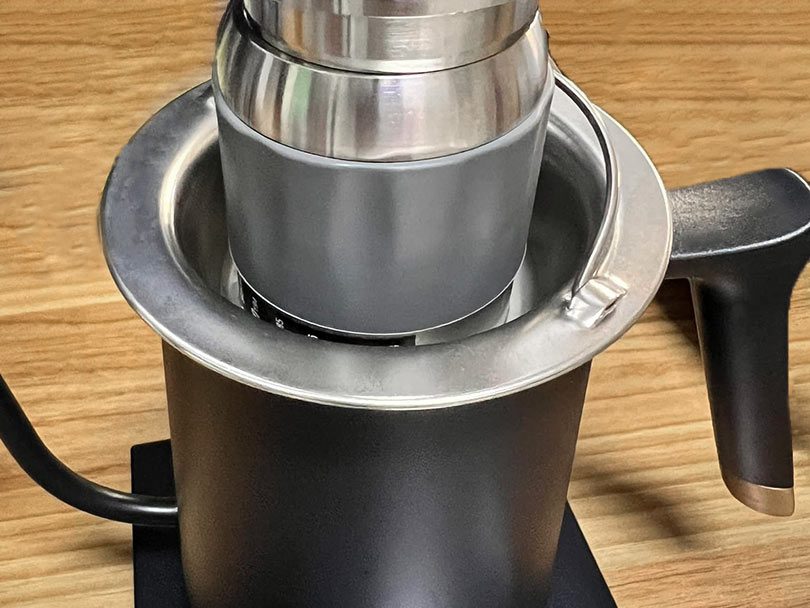 Pre-heating the Flair Classic'c brewing unit using a kitchen sink strainer over gooseneck kettle