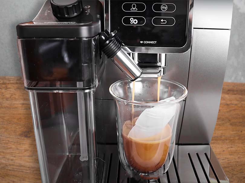 DeLonghi Dinamica Plus making an iced drink using TrueBrew Over Ice technology