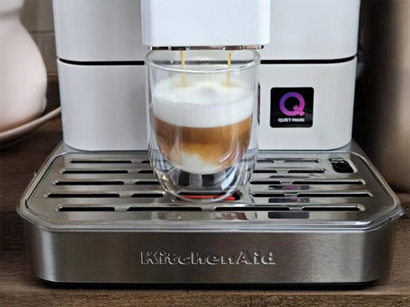A latte macchiato being made with the KitchenAid KF8